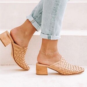 Liberte NWT Gorgeous Woven Leather Bondi Mules Size 10